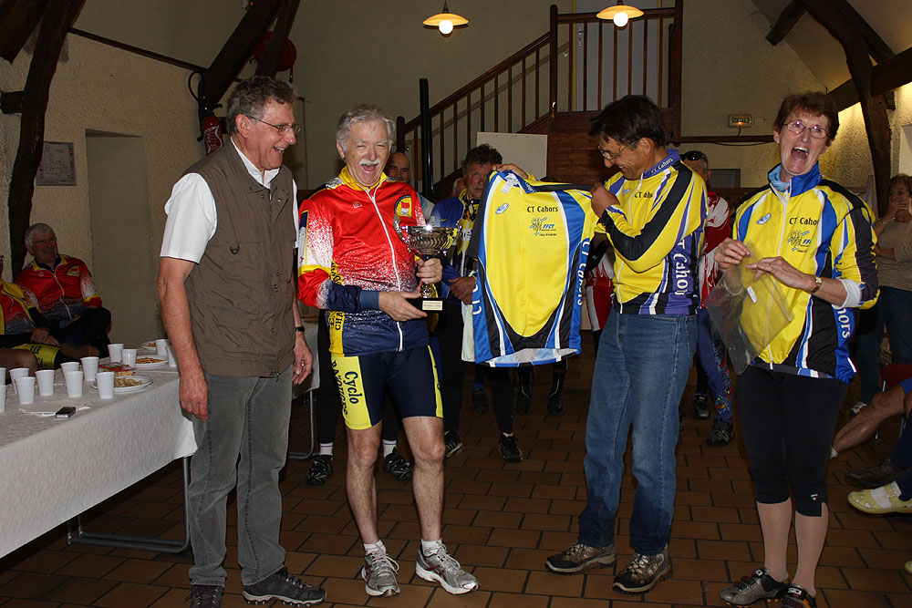 jcb_2010_11w_Remise du maillot de Cahors CycloTourisme © Henri Lacombe.jpg